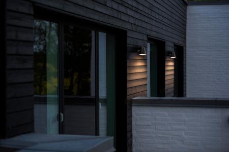 Trichterförmige mattschwarze   Außenwandleuchte FRONT in schlichtem Design